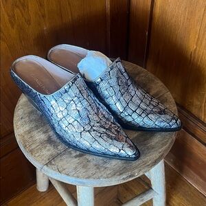 ✨Donald J. Pliner Silver Croc-Embossed Loafers